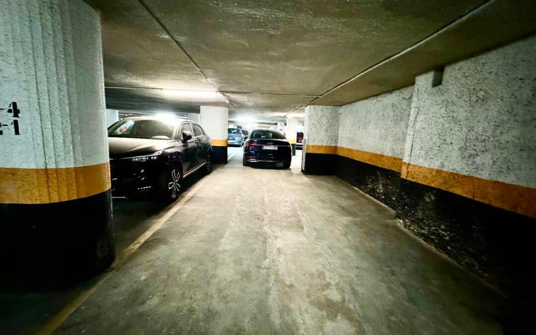 Plaza de parking amplia en edificio Galaxia